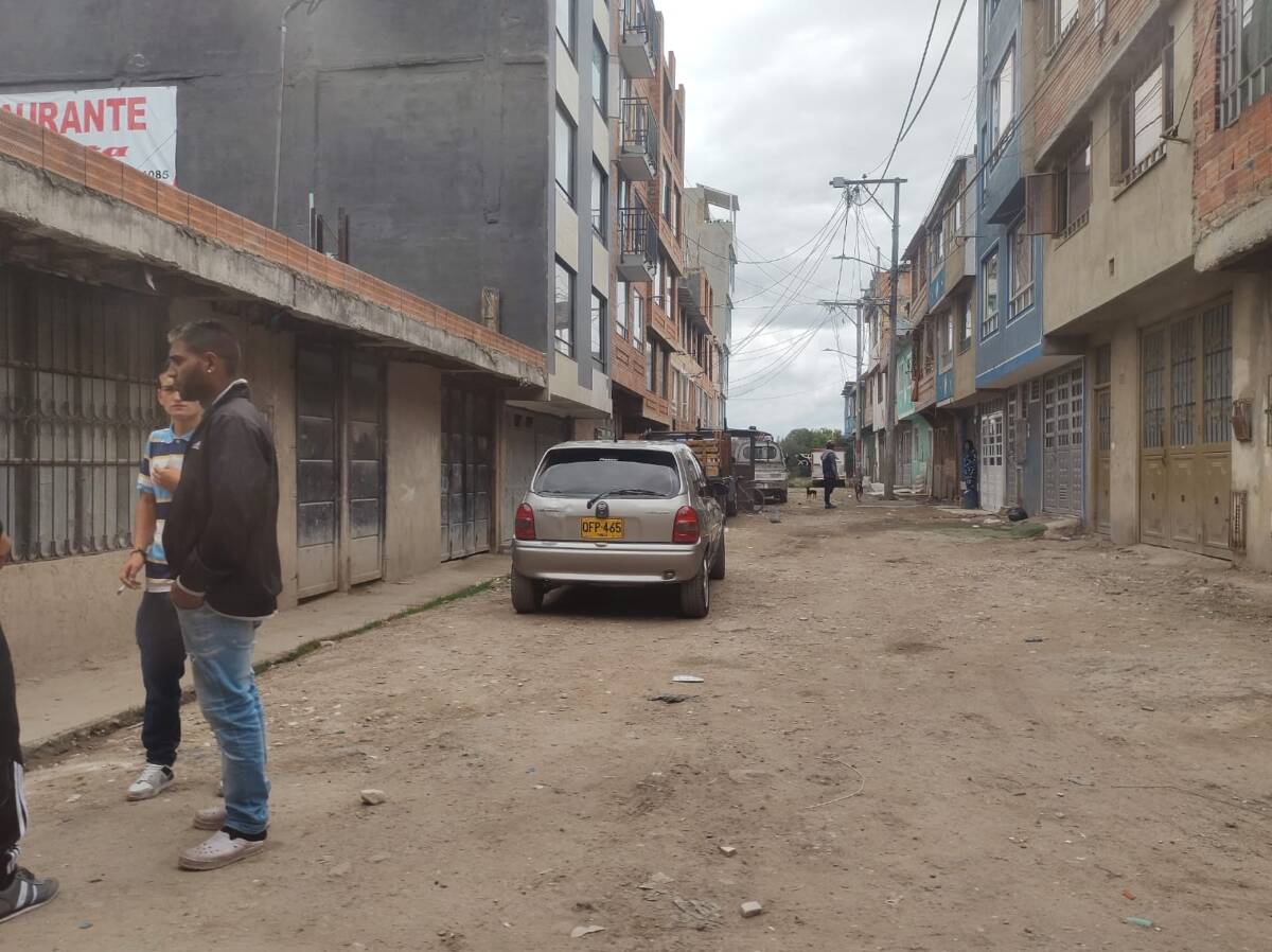 En riña pasional mataron a joven en Engativá Con su mirada perdida, pero fija en la navaja del cuchillo ensangrentado que había utilizado para arrebatar una vida, los uniformados del CAI Villas de Granada (en Engativá) entendieron que el sujeto que estaba al frente de ellos se estaba entregando por un crimen que intempestivamente había cometido.