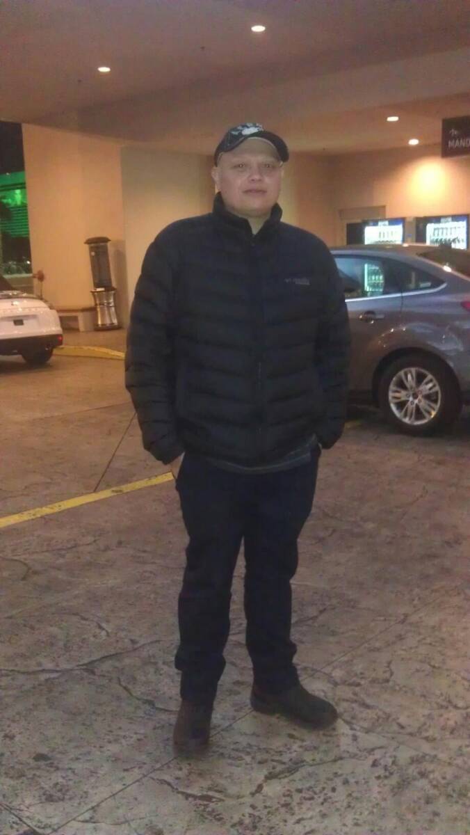 Entraron a robar y mataron a Gustavo Las llaves tintineaban en su mano a medida que subía los escalones hacia la oficina y casa de su sobrino Gustavo Bustamente. La tarde empalmaba como muchas otras con su ferviente rayo crepuscular bañando las casas del barrio Techo, en Kennedy.