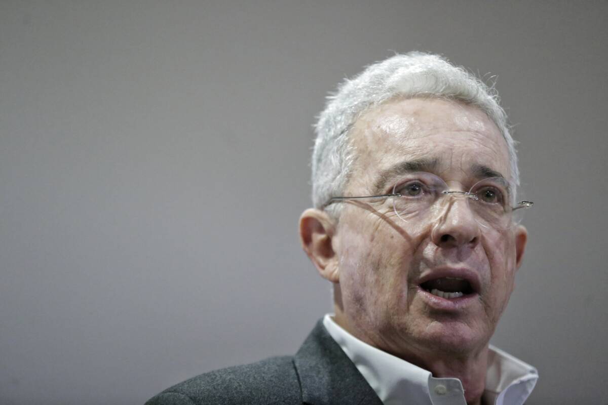 Fiscalía vuelve a pedir que archiven investigación contra Álvaro Uribe Más de tres meses después de que la Juez 28 de Conocimiento de Bogotá, Carmen Helena Ortiz, negará la solicitud de preclusión de la investigación por los delitos de supuesto soborno de testigos y supuesto fraude procesal a favor del expresidente Álvaro Uribe, la Fiscalía anunció que radicó una nueva solicitud al respecto.