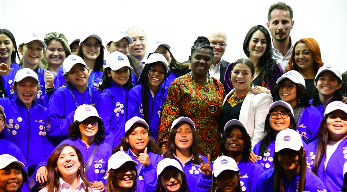 Francia Márquez se quedó vestida y alborotada, no pudo ver el lanzamiento de Artemis I de la NASA La vicepresidenta, Francia Márquez, quien viajó hasta Florida, Estados Unidos, para presenciar el lanzamiento de la misión Artemis I, en el Centro Espacial John F. Kennedy de la Nasa, se quedó vestida y alborotada, pues este no se llevó a cabo.