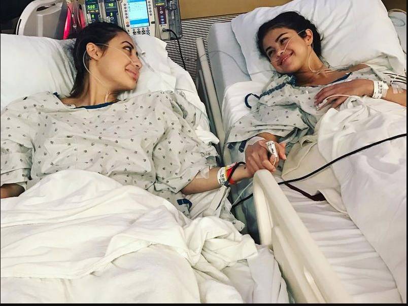 Un transplante les dio una segunda oportunidad 6 Un transplante les dio una segunda oportunidad Una insuficiencia renal se convirtió en una pesadilla para la bella presentadora de RCN Adriana Betancur. La bella modelo paisa, que hoy tiene 42 años, tuvo una intervención para recibir un riñón en 2014, pero a mediados de 2021 la presentadora apareció en sus redes sociales con su cara hinchada, la razón: su cuerpo rechazó el transplante, haciendo que se le acumularan 10 kilos de toxinas. Hoy en día se encuentra mejor gracias a la asistencia médica, pero está a la espera de una nueva donación.