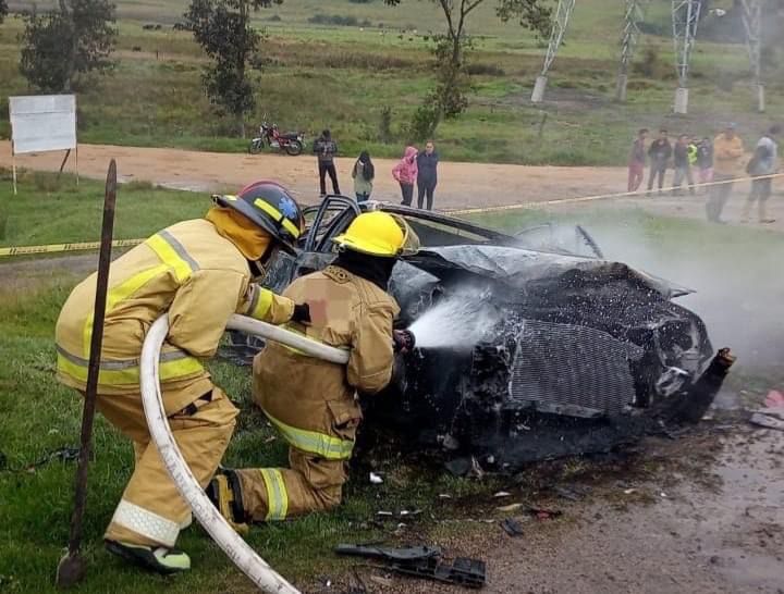 Grave accidente en Cundinamarca: dos personas quedaron calcinadas En las últimas horas, se presentó un grave accidente en Chocontá, Cundinamarca, donde dos personas quedaron calcinadas y cuatro heridas de gravedad, luego de que dos autos particulares chocaran en la vía Tunja - Bogotá.