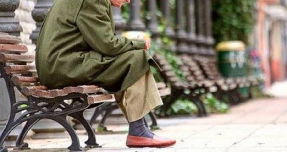 ¡Desalmado! Hombre dejó en la calle a su papá de 85 años Varias personas presenciaron la triste historia del abuelo que fue abandonado por su propio hijo, quien lo dejó en la portería de un conjunto residencial porque no quería hacerse cargo de él.