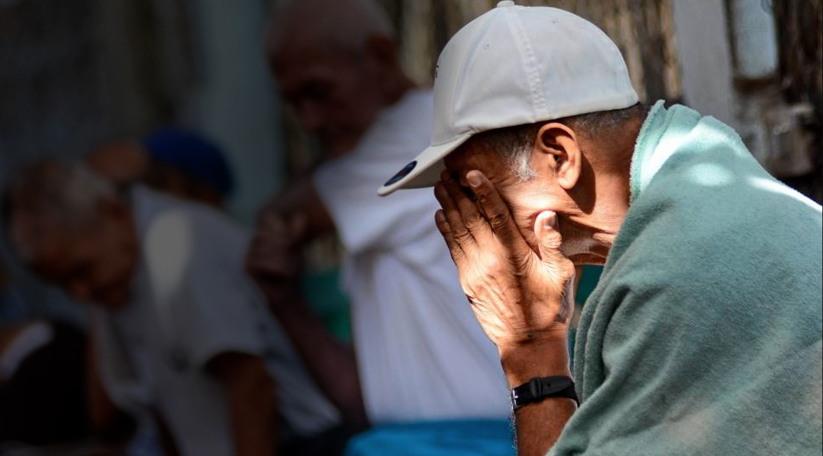 ¡Desalmado! Hombre dejó en la calle a su papá de 85 años Varias personas presenciaron la triste historia del abuelo que fue abandonado por su propio hijo, quien lo dejó en la portería de un conjunto residencial porque no quería hacerse cargo de él.