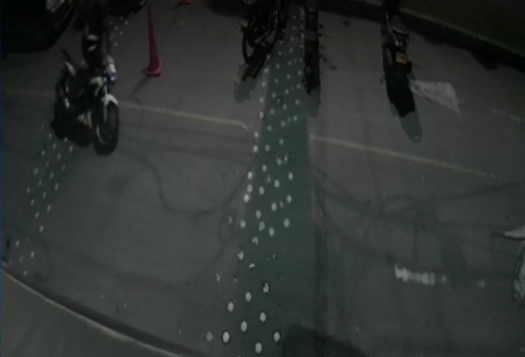 Hombre en aparente estado de ebriedad protagonizó triple choque en Bogotá En horas de la mañana en la Avenida Primero de Mayo con carrera 68, un hombre en aparente estado de ebriedad protagonizó el choque a una vivienda, un local comercial, una moto que estaba estacionada y a otro motociclista que estaba circulando por el sector.