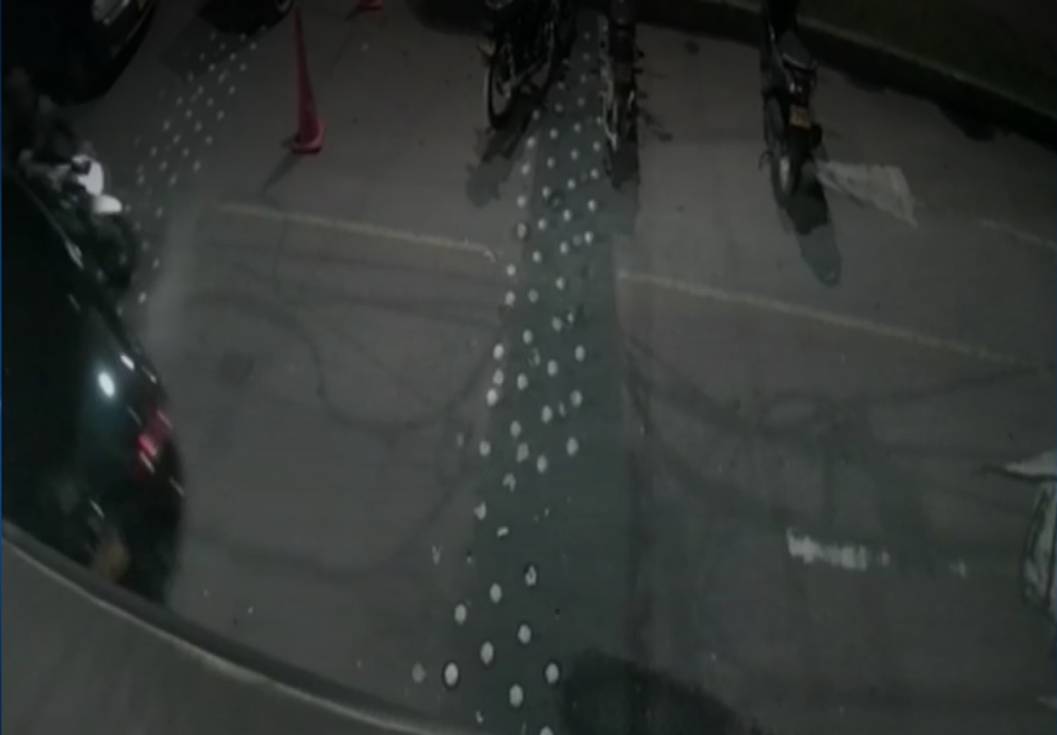Hombre en aparente estado de ebriedad protagonizó triple choque en Bogotá En horas de la mañana en la Avenida Primero de Mayo con carrera 68, un hombre en aparente estado de ebriedad protagonizó el choque a una vivienda, un local comercial, una moto que estaba estacionada y a otro motociclista que estaba circulando por el sector.