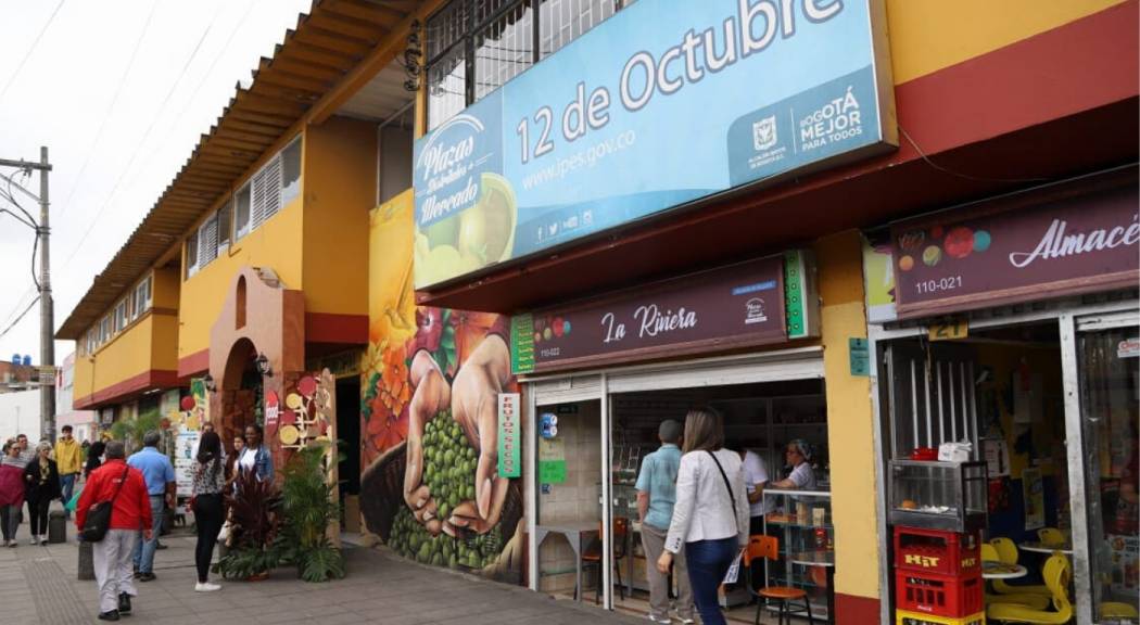 La magia de la plaza del 12 de Octubre 3 La magia de la plaza del 12 de Octubre Encuentre en Q’HUBO un especial sobre las plazas de mercado de Bogotá, unos espacios se han convertido en parte fundamental de nuestra ciudad, pues son las encargadas de surtir la despensa de los negocios y hogares con gran variedad de productos colombianos.