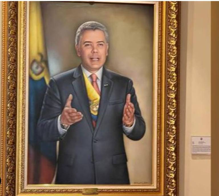 ¿Por qué cambiaron a última hora el cuadro de Duque en la Casa de Nariño? Como es costumbre, cada mandatario saliente de su gobierno deja como precedente en la casa de Nariño un cuadro con su retrato para no solo pasar a la historia del país, sino también porque de esta manera es conmemorado en la vivienda presidencial. Iván Duque no fue la excepción, sin embargo, la primera ilustración del exmandatario no fue la definitiva y la cambiaron a última hora.