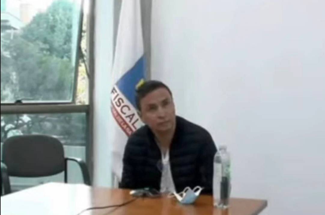 Vuelve y juega: Jhonier Leal busca quedar libre 1 Vuelve y juega: Jhonier Leal busca quedar libre Jhonier Leal, acusado de haber asesinado a su mamá, Marleny Hernández, y a su hermano Mauricio Leal, luego de haber aceptado su responsabilidad en febrero, se retractó en el mes de abril y desde entonces no ha descansado hasta intentar quedar en libertad.