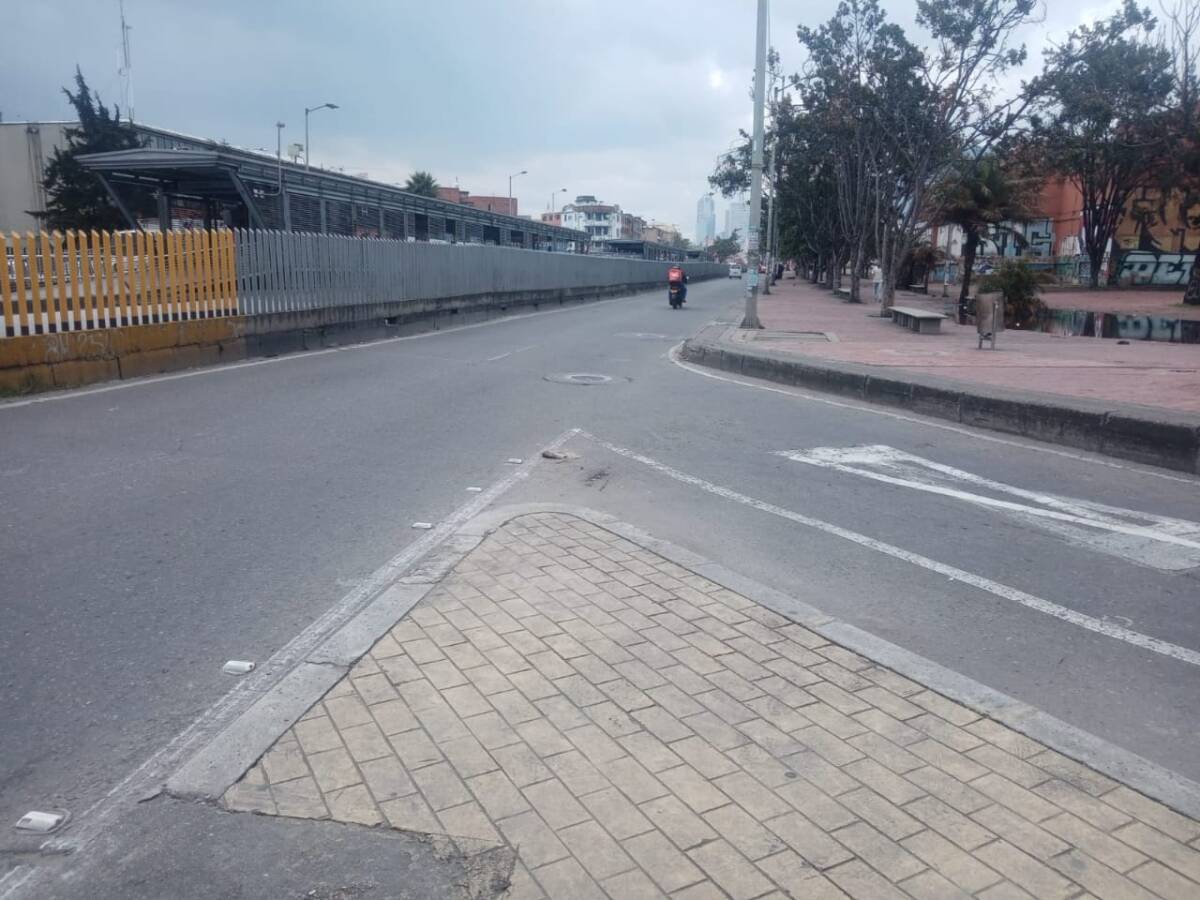 Asesinan a cuchillo a un hombre en la Avenida Caracas 1 Asesinan a cuchillo a un hombre en la Avenida Caracas De acuerdo a informes preliminares, el hombre habría sido víctima de un hurto. “Le propinaron una herida con arma cortopunzante en el tórax”, mencionó la policía sobre las lesiones por las que murió el señor de 44 años de edad.