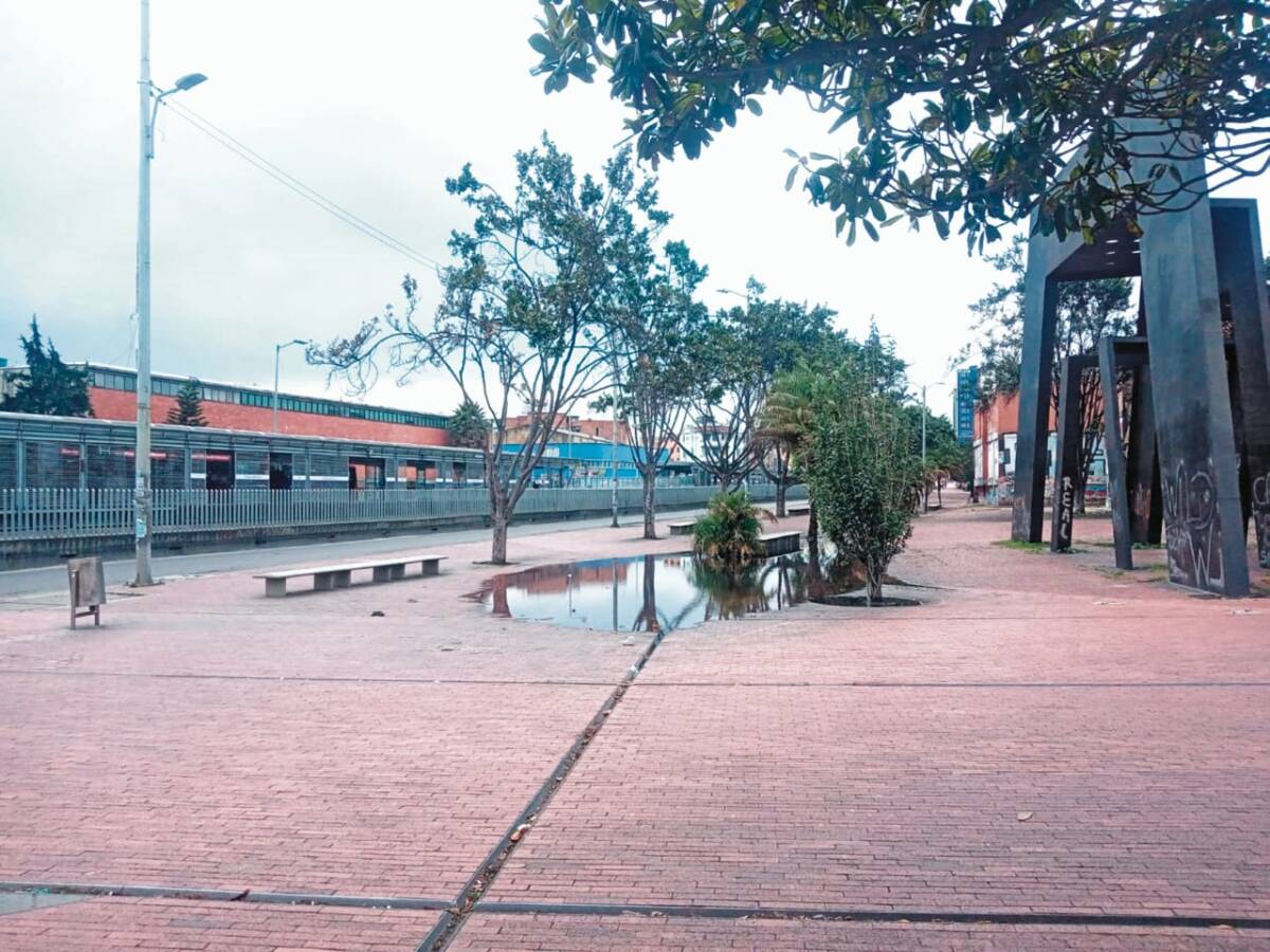 Asesinan a cuchillo a un hombre en la Avenida Caracas De acuerdo a informes preliminares, el hombre habría sido víctima de un hurto. “Le propinaron una herida con arma cortopunzante en el tórax”, mencionó la policía sobre las lesiones por las que murió el señor de 44 años de edad.