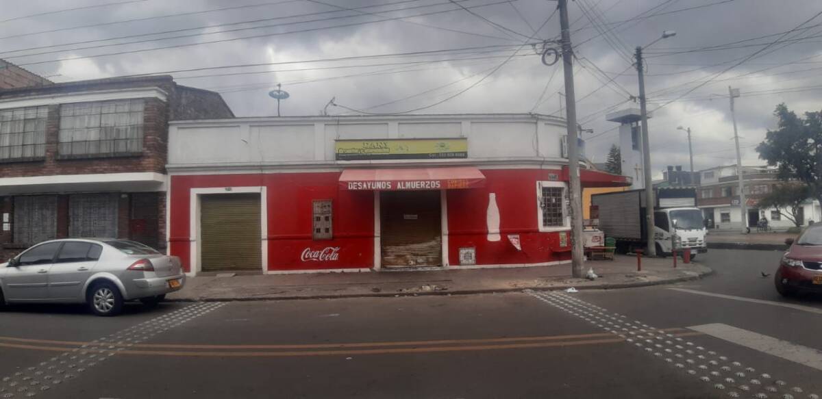 Juego mortal entre 'amigos' en Barrios Unidos 1 Juego mortal entre 'amigos' en Barrios Unidos “Estaban comiendo normal y en medio de la recocha, entre broma y broma, uno de ellos sacó una navaja y el otro inmediatamente se paró y empezó a retarlo, le dijo que para qué sacaba eso si él no era capaz de pegarle una puñalada, solo fue que dijera eso y el otro lo hirió en la pierna y en el pecho. Todos los que estaban ahí se dieron cuenta”, le contó ayer a Q’HUBO un vecino de la zona que atestiguó el crimen, ocurrido en un local comercial de la Calle 78A Carrera 55, a la altura del barrio Jorge Eliécer Gaitán (en Barrios Unidos).