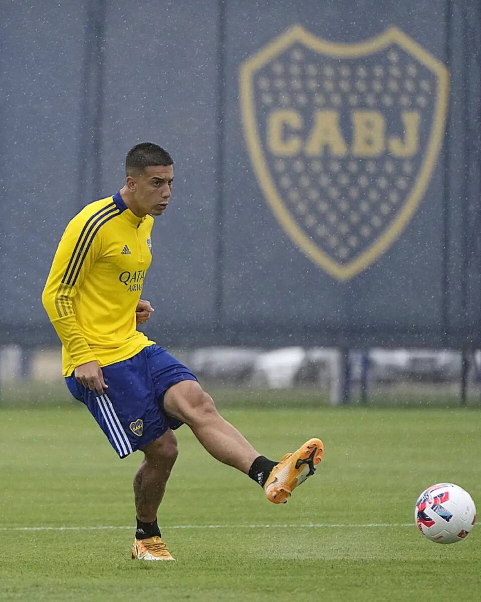 Jugador de Boca Juniors: víctima de impresionante y violento robo “La inseguridad hoy nos tocó a nosotros. Le robaron a Agustín. Te roban la camioneta y te rompen la cabeza de un culatazo. Una locura”, escribió acompañando la foto y agregó en otra historia: “Me acaban de robar la camioneta y todas mis pertenencias. Si les llega algún mensaje, no soy yo”, indicó en sus redes el jugador.