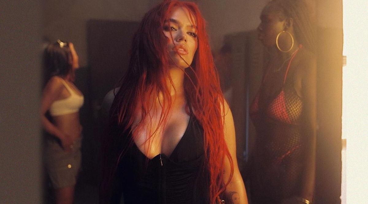 Karol G imitó a Bad Bunny y despertó rumores entre sus fanáticos La cantante colombiana&nbsp;Karol G&nbsp;emocionó a sus fans al imitar la voz del&nbsp;Conejo Malo&nbsp;con&nbsp; la canción&nbsp;‘Un coco’.&nbsp;