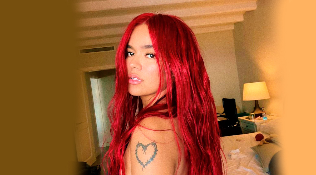 Karol G posó con pequeño traje de baño y subió la temperatura Con la boca abierta dejó la cantante Karol G a sus seguidores. La artista paisa publicó unas fotos donde aparece con un sensual y ajustado traje de baño de color blanco que deja a la vista sus más grandes atributos.  