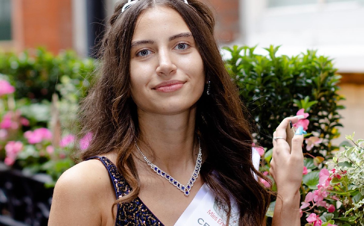 La candidata a Miss Inglaterra que concursa sin maquillaje 7 La candidata a Miss Inglaterra que concursa sin maquillaje En el certamen de belleza para elegir a la próxima representante de Miss Inglaterra hay una concursante que decidió romper los estereotipos del concurso, al decidir participar sin una gota de maquillaje o, como se diría coloquialmente, "carilavada".