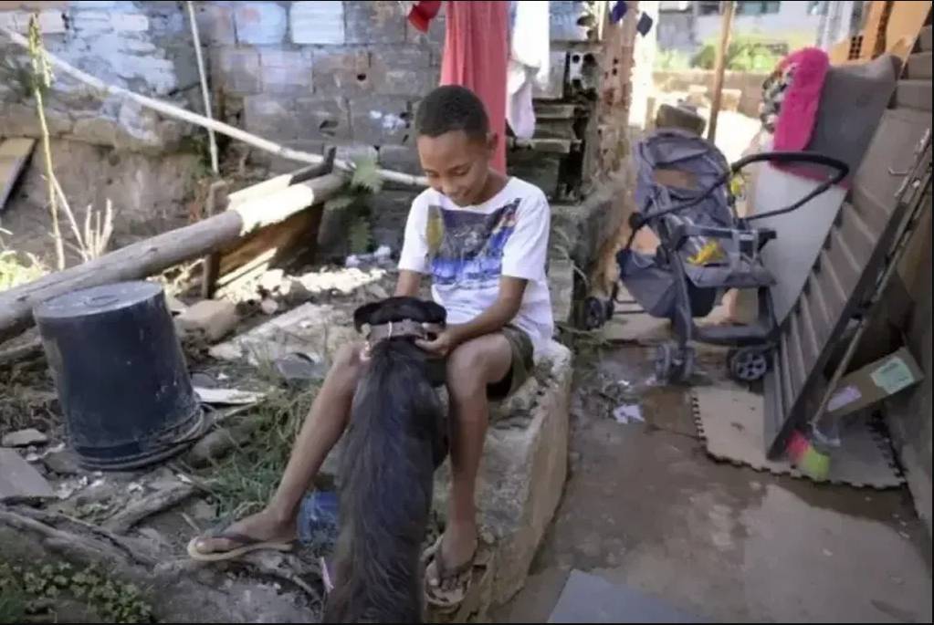 La desesperada llamada de un niño a la Policía porque no tenía nada que comer Cuando el telefonista preguntó cuál era su emergencia, el niño respondió: "Señor policía… es porque no hay nada para comer en mi casa".