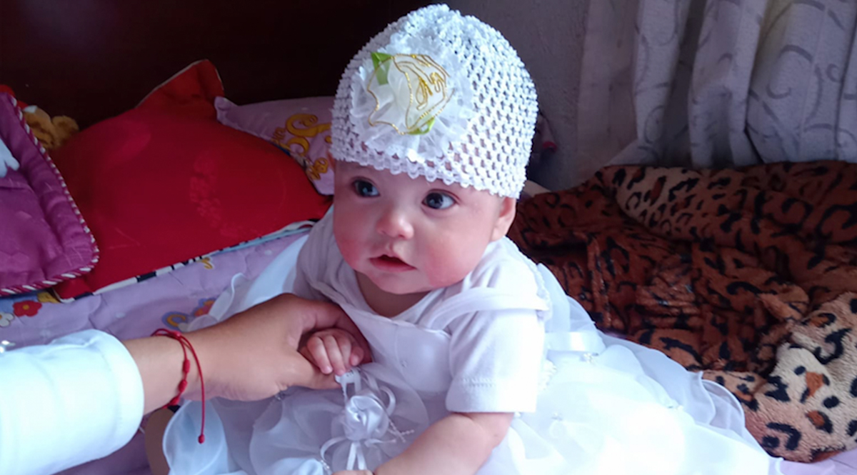 La dolorosa historia de Saray: la bebé que murió por una negligencia médica Treinta días exactos permaneció la bebé Saray Sofía Godoy, con sus nueve mesecitos de nacida, en el Hospital de la Misericordia, en el centro de la capital, a causa de una sobredosis que sufrió tras la aplicación errada de un medicamento que le suministró una enfermera.