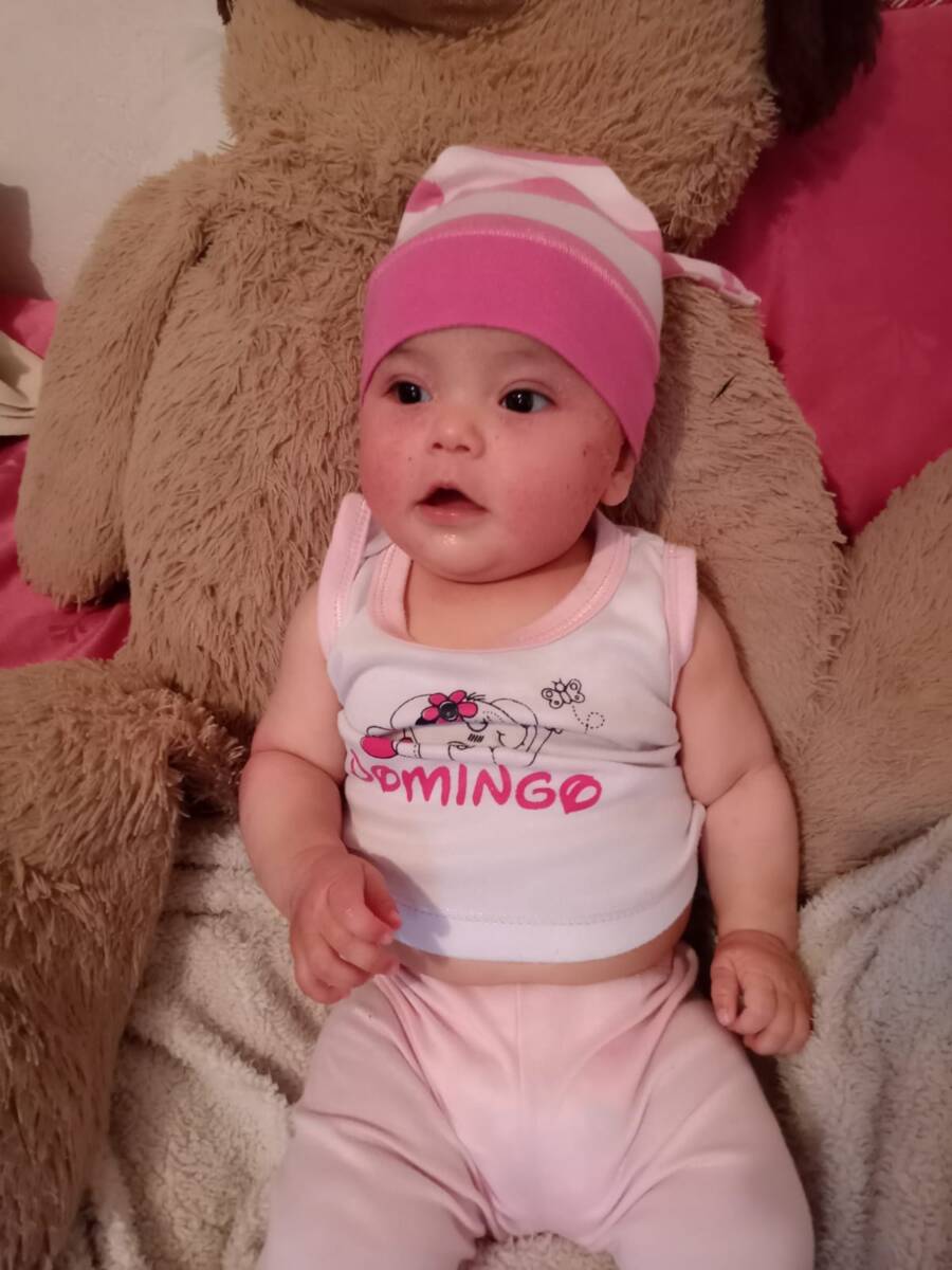 La dolorosa historia de Saray: la bebé que murió por una negligencia médica Treinta días exactos permaneció la bebé Saray Sofía Godoy, con sus nueve mesecitos de nacida, en el Hospital de la Misericordia, en el centro de la capital, a causa de una sobredosis que sufrió tras la aplicación errada de un medicamento que le suministró una enfermera.
