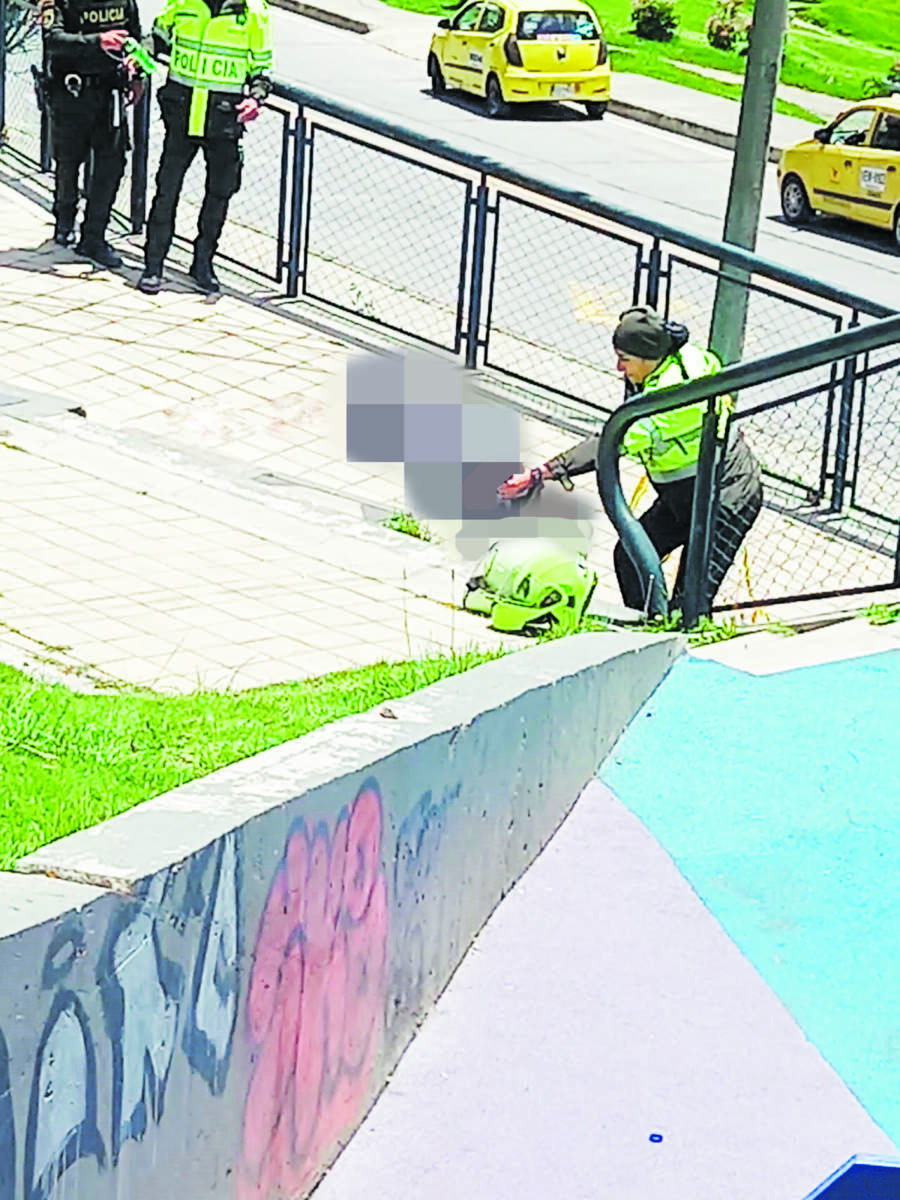La historia detrás del doble homicidio en parque de Arborizadora Alta Una tarde tenebrosa fue la que se vivió ayer en inmediaciones al Parque de Arborizadora Alta (Ciudad Bolívar). Balacera, un sicario y la presencia de la Policía fue lo que se vivió ayer en medio de un atentado que estaba dirigido a dos hombres en plena vía pública. Al final, dos cadáveres cerraron la tarde: la víctima del sicario y el criminal que lo baleó.