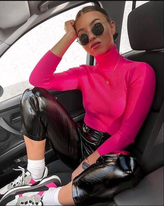 Las 3 prendas de temporada Hace unos años era impensable combinar el verde con el fucsia y las prendas color neón eran tachadas hasta de ordinarias, pero hoy en día son la tendencia. Las medias por fuera y las bermudas femeninas tampoco eran una opción a la hora de vestirse y ahora sí lo son.