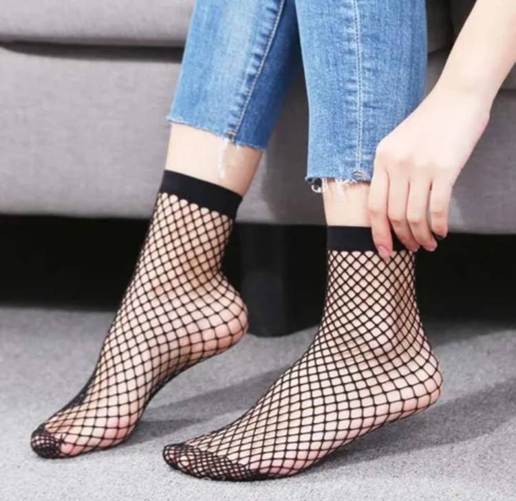Las 3 prendas de temporada Hace unos años era impensable combinar el verde con el fucsia y las prendas color neón eran tachadas hasta de ordinarias, pero hoy en día son la tendencia. Las medias por fuera y las bermudas femeninas tampoco eran una opción a la hora de vestirse y ahora sí lo son.