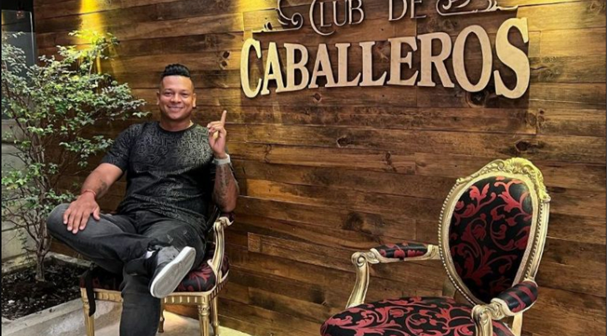 El billete que cuesta un corte en la barbería de Fredy Guarín El exfutbolista Fredy Guarín tiene varios negocios y su último local se ha convertido en tendencia, pues este es lujoso y exclusivo. Se trata de una barbería, café, bar y restaurante.