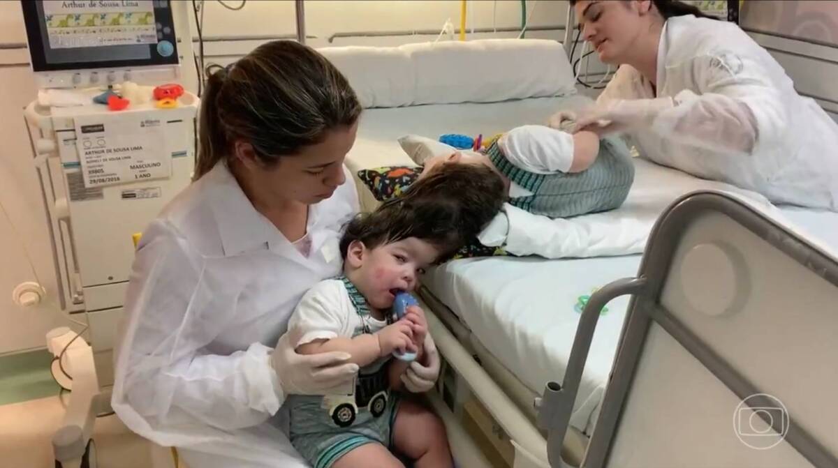 La sorprendente cirugía con la que separararon a unos siameses La cirugía duró alrededor de 27 horas y tuvo la ayuda de 100 trabajadores de la salud, expertos que habían practicado varias técnicas en realidad virtual antes de la frágil e importante cirugía final.