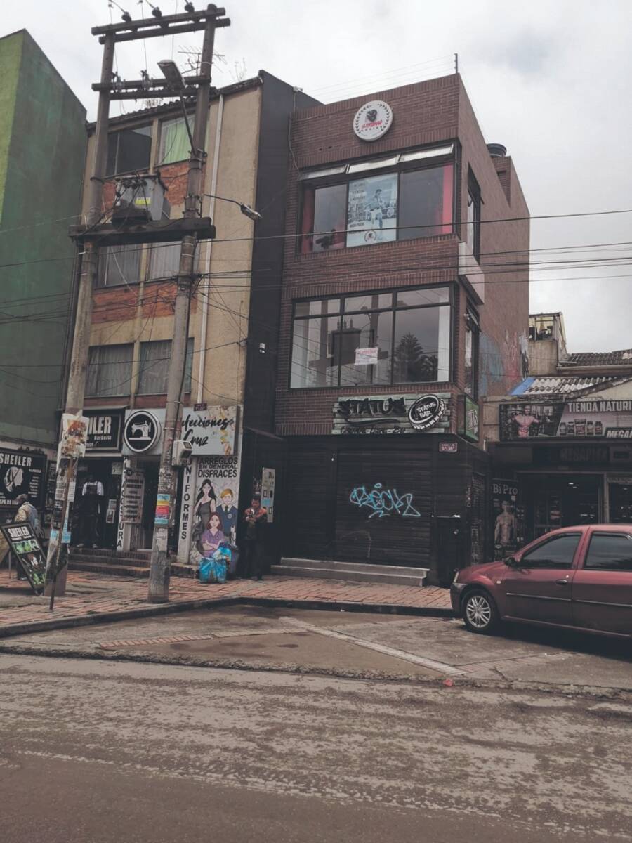 Riña en bar dejó mesero baleado en San Mateo La noche del viernes en un sector de rumba ubicado en el barrio San Mateo, en el vecino municipio de Soacha, se presentó un grave incidente al interior de uno de los bares de la zona. En medio de la fiesta, cerca de las 8 de la noche se generó una discusión al interior del establecimiento comercial.