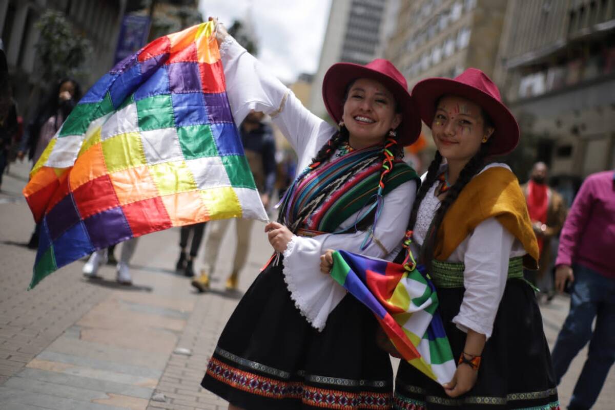 Miles de ciudadanos ocupan el centro de Bogotá para celebrar llegada de Petro En el centro de la capital del país miles de ciudadanos hacen parte de una gran celebración cultural como parte de los actos oficiales de la Posesión del nuevo presidente de la República, Gustavo Petro, y vicepresidenta, Francia Márquez.