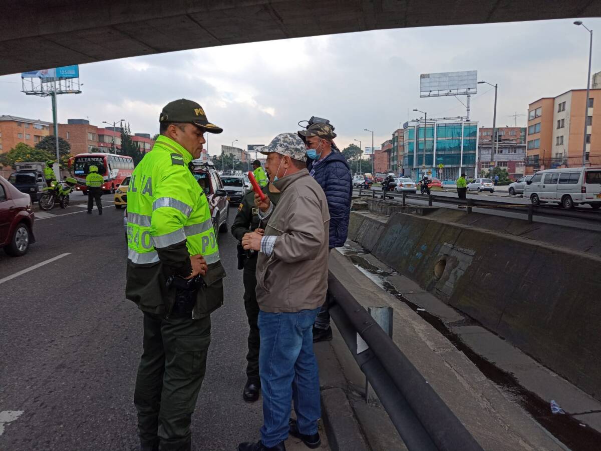 Misteriosa muerte: Encuentran a joven en caño de la Avenida Boyacá En la mañana de este viernes, un joven de unos 20 años de edad fue encontrado sin vida dentro del caño de la Avenida Boyacá con calle 63.