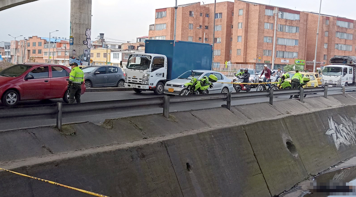 Misteriosa muerte: Encuentran a joven en caño de la Avenida Boyacá En la mañana de este viernes, un joven de unos 20 años de edad fue encontrado sin vida dentro del caño de la Avenida Boyacá con calle 63.