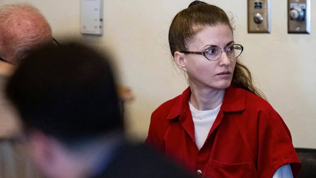 Mujer vegana, condenada a cadena perpetua por la muerte de su bebé a causa de desnutrición Una mujer fue condenada en las últimas horas a cadena perpetua por dolorosa muerte de su bebé. El hecho se trató de un caso de desnutrición, pues la mujer era vegana y solo alimentaba al niño con frutas y verduras crudas. El terrible hecho ocurrió en Florida, Estados Unidos.