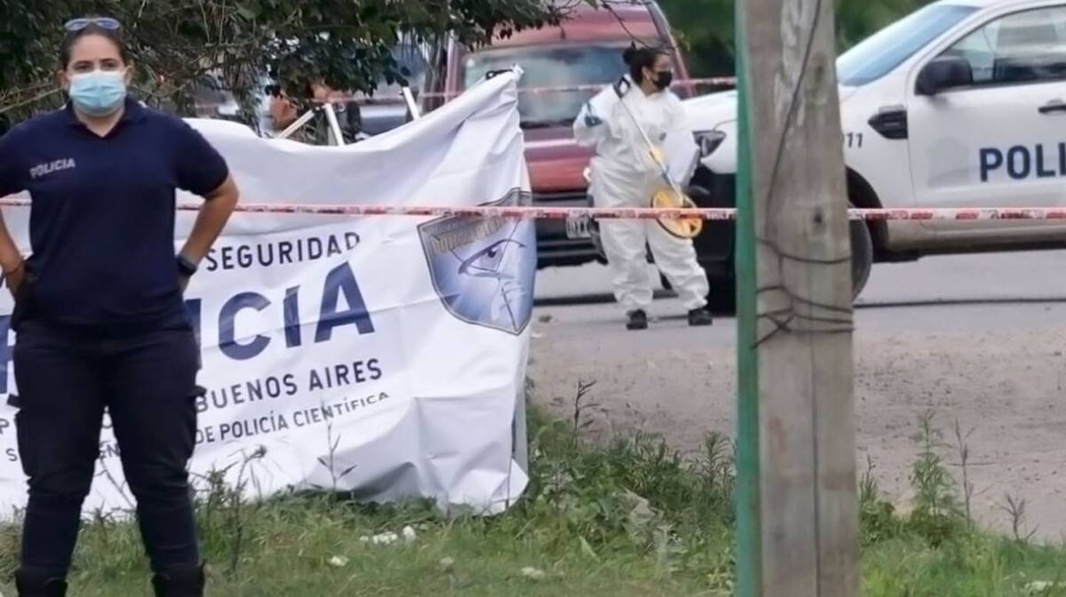 Mujer falleció mientras bañaba a su hija: recibió una descarga eléctrica Una mujer que iba a bañar a su hija de tres años murió en un trágico incidente, pues al ajustar la temperatura de la ducha recibió una descarga eléctrica.