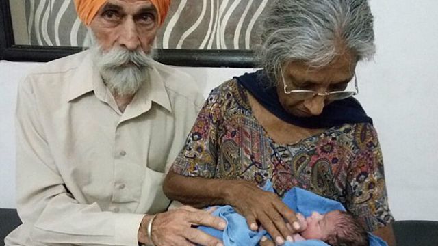 ¡Impresionante! Mujer se convirtió en madre primeriza a los 70 años 1 ¡Impresionante! Mujer se convirtió en madre primeriza a los 70 años El doctor Gupta contó que durante el embarazo existió "un elemento de miedo", esto debido a la edad de la madre.