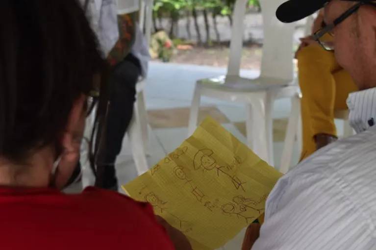 Mujer se reencontró con su familia tras estar 23 años reclutada por las Farc La historia se remonta en 1999, cuando Laura salió a la tienda y en el camino se cruzó con unos hombres armados que la obligaron a subirse a un camión. Desde ese momento empezó su sufrimiento. El hecho ocurrió en Mesetas, Meta.