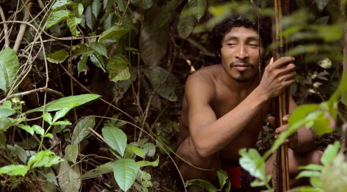 Murió el último indígena de la tribu más aislada de Brasil Se trata del último integrante de la tribu indígena Tanaru, quien vivió totalmente aislado durante casi 30 años en el estado brasileño de Rondonia. El reporte de su fallecimiento lo hizo la Fundación Nacional del Indígena (FUNAI).