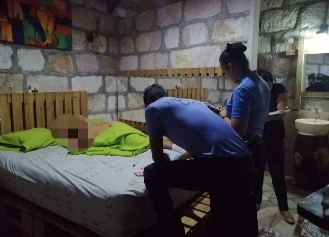 Murió hombre en un motel mientras estaba con su amante Hace poco se volvió viral un caso que sucedio en Paraguay el año pasado, un hombre murió mientras estaba en un motel con una joven que al parecer era su amante.