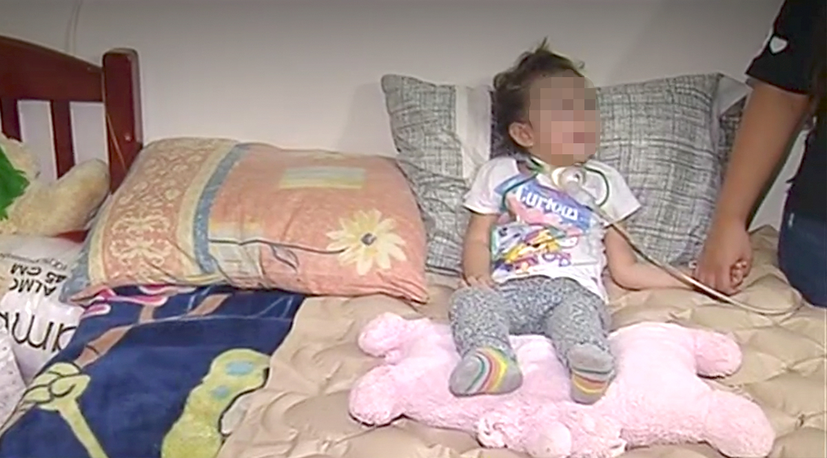 Niña quedó cuadripléjica tras jugar en la cama de sus papás María Juliana Salamanca es la niña de 2 años que luego de jugar a dar vueltas en la cama de sus papás, se cayó de cabeza al suelo, lo que causó que quedara parapléjica.