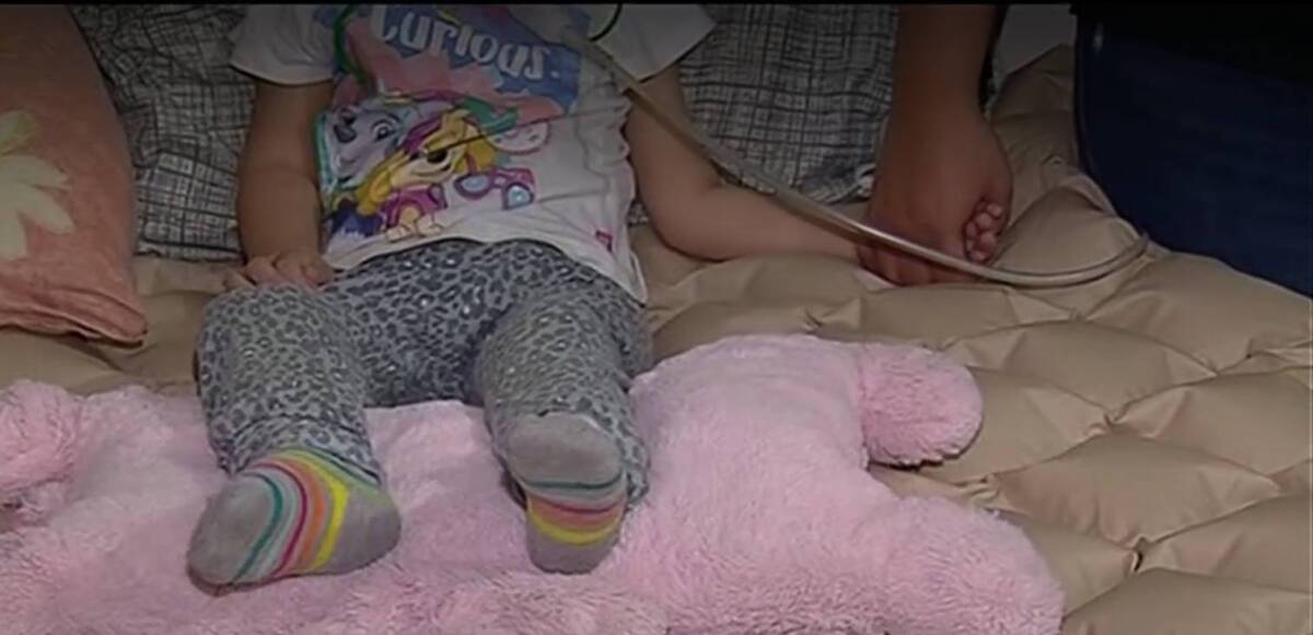 Niña quedó cuadripléjica tras jugar en la cama de sus papás María Juliana Salamanca es la niña de 2 años que luego de jugar a dar vueltas en la cama de sus papás, se cayó de cabeza al suelo, lo que causó que quedara parapléjica.