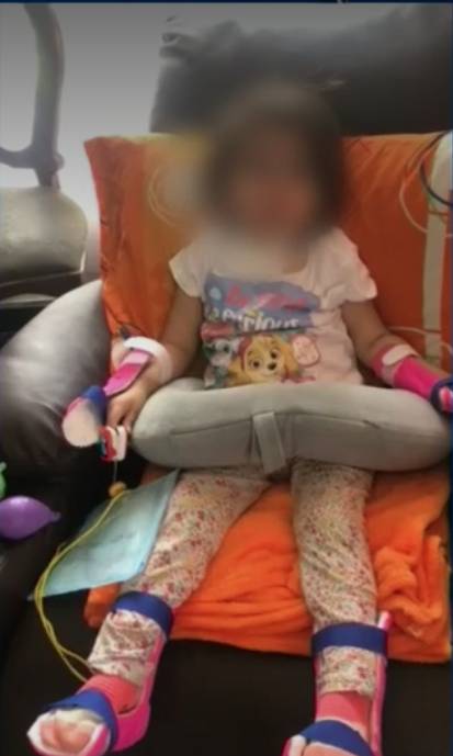 Niña quedó cuadripléjica tras jugar en la cama de sus papás María Juliana Salamanca es la niña de 2 años que luego de jugar a dar vueltas en la cama de sus papás, se cayó de cabeza al suelo, lo que causó que quedara parapléjica.