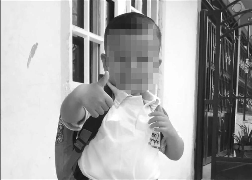 Niño de tres años, víctima de ataque sicarial en Neiva Inicialmente los delincuentes iban contra uno de los adultos que estaba en el interior de la vivienda, pero desafortunadamente el niño fue la víctima. El hecho se presentó en el barrio Manzanares, al sur de Neiva.