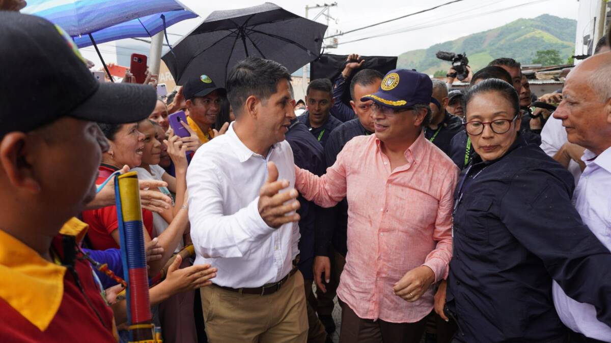 Petro anunció 'asamblea de cocaleros' en el Catatumbo El presidente de la República, Gustavo Petro Urrego, aterrizó sobre el mediodía de este viernes en el municipio de El Tarra, en el departamento de Norte de Santander, donde adelantó un consejo de seguridad para evaluar la situación de la región del Catatumbo.