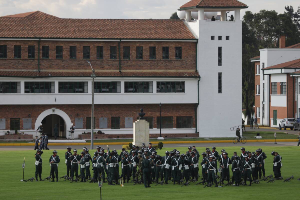 Petro dejó plantados a los militares Este martes 16 de agosto estaba programada la presentación del presidente Gustavo Petro ante las Fuerzas Militares, sin embargo, el mandatario canceló a última hora su asistencia y dejó plantados a los militares.