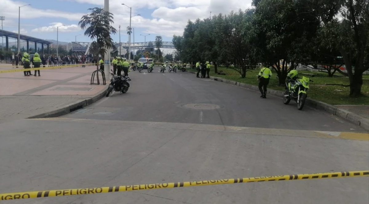 Policía disparó contra pillo que estaba cometiendo un hurto y lo mató Al mediodía de este martes, a las afueras del terminal de transporte terrestre del norte, un policía le disparó a un sujeto que estaba cometiendo un hurto a la altura de la Autopista Norte con Calle 193.