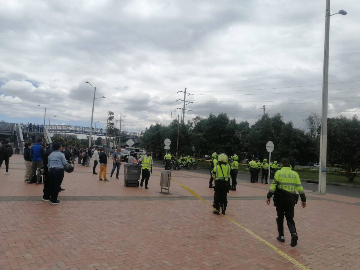 Policía disparó contra pillo que estaba cometiendo un hurto y lo mató Al mediodía de este martes, a las afueras del terminal de transporte terrestre del norte, un policía le disparó a un sujeto que estaba cometiendo un hurto a la altura de la Autopista Norte con Calle 193.