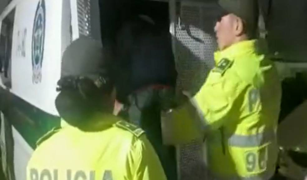 Policía capturó a tres sujetos que estaban robando a un ciudadano en Ciudad Bolívar Las autoridades lograron atender rápidamente un caso de atraco con arma de fuego, cuando oyeron el auxilio de un ciudadano que era víctima de hurto por parte de tres sujetos sobre la avenida Boyacá con calle 57 sur, localidad de Ciudad Bolívar.