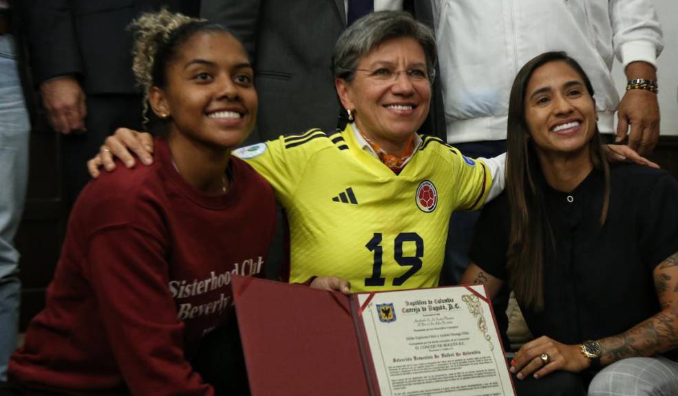 Claudia López y el Concejo de Bogotá homenajearon a las 'Superpoderosas' 4 Claudia López y el Concejo de Bogotá homenajearon a las 'Superpoderosas' La excelente participación de la Selección Colombia Femenina dejó en alto al país en la reciente Copa América Femenina de Fútbol, por lo que desde el Concejo de Bogotá en compañía de la alcaldesa, Claudia López, se hizo un homenaje a las jugadoras.