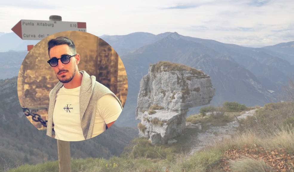Hombre cayó por un precipicio luego de tomarse una selfie con su novia 8 Hombre cayó por un precipicio luego de tomarse una selfie con su novia La pareja italiana se encontraba en un romántico viaje y decidieron tomarse una foto cerca a un precipicio, pero el hombre identificado como, Andrea Mazzeto, cayó al vacío por intentar recuperar su celular que cayó en unos arbustos.