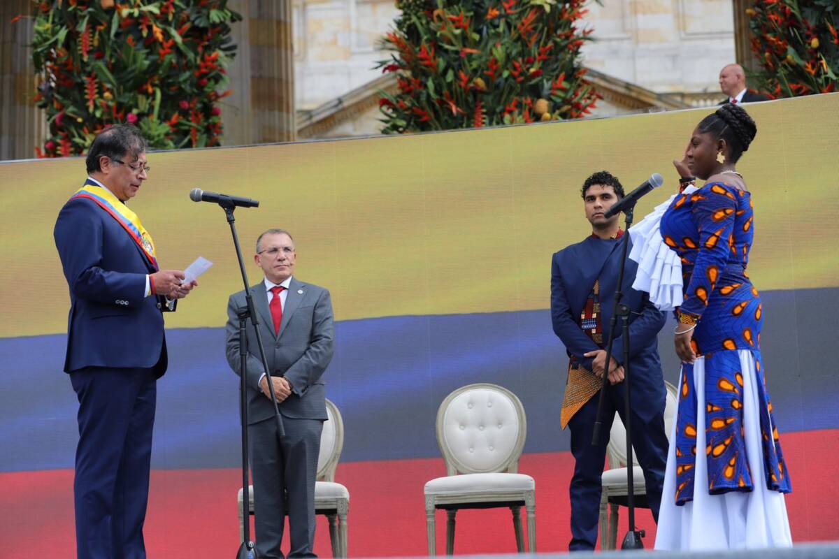 ¿Que significa el colorido vestido que lució Francia Márquez en la posesión? Los amantes de la moda esperaban, durante la ceremonia de posesión del presidente Gustavo Petro, ver el vestido que luciría Francia Márquez durante la celebración.
